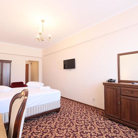 Hotel Impero Орадя Экстерьер фото