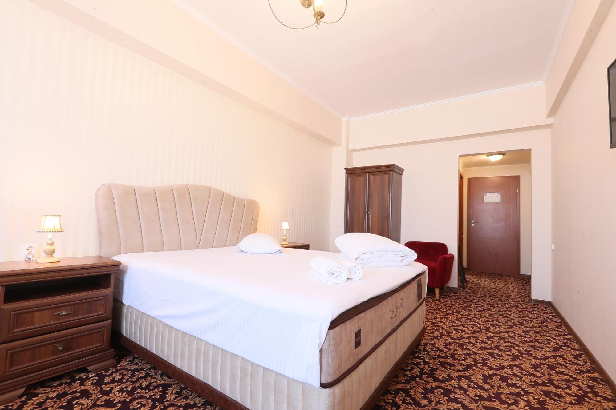 Hotel Impero Орадя Экстерьер фото