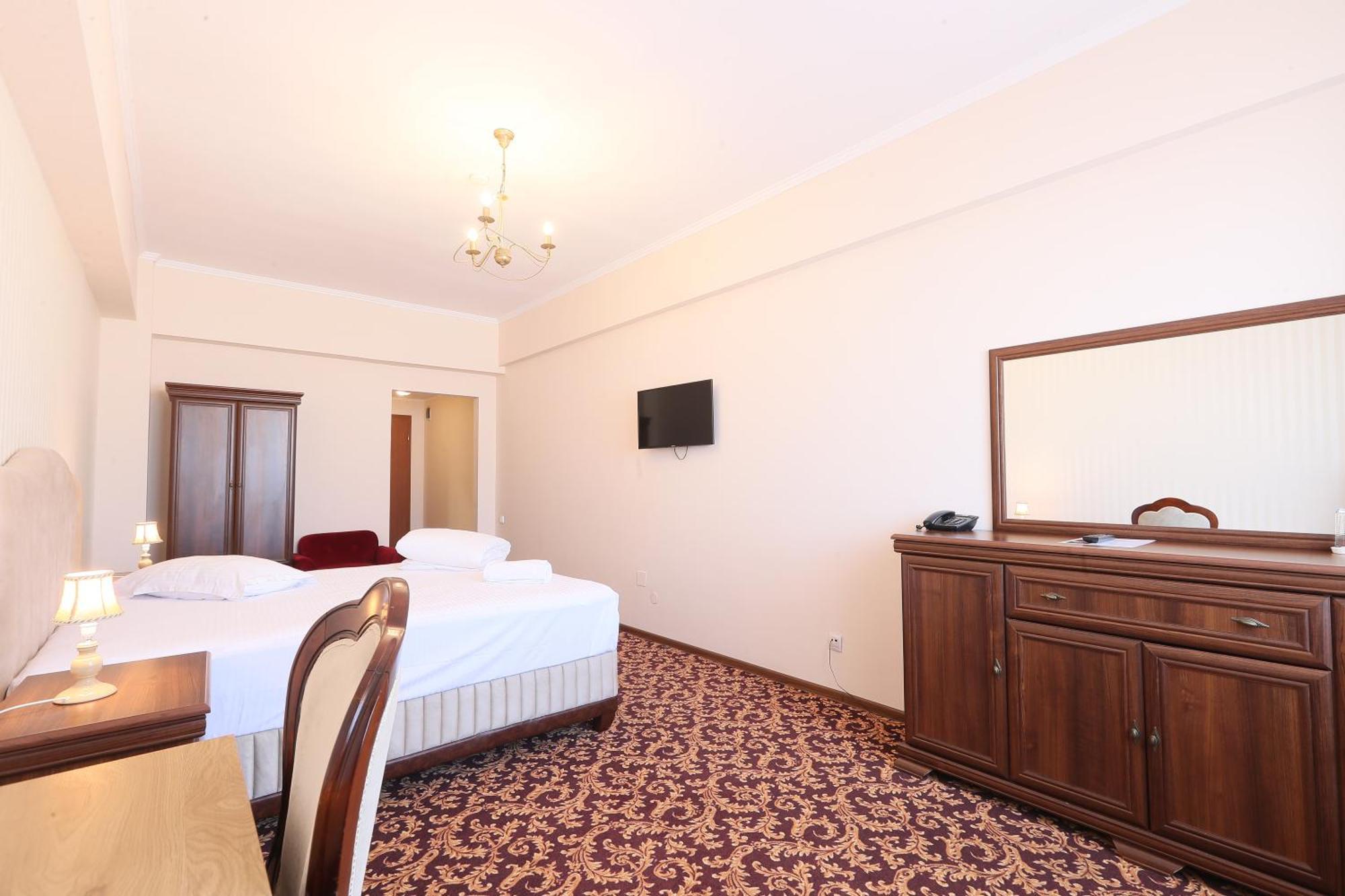 Hotel Impero Орадя Экстерьер фото