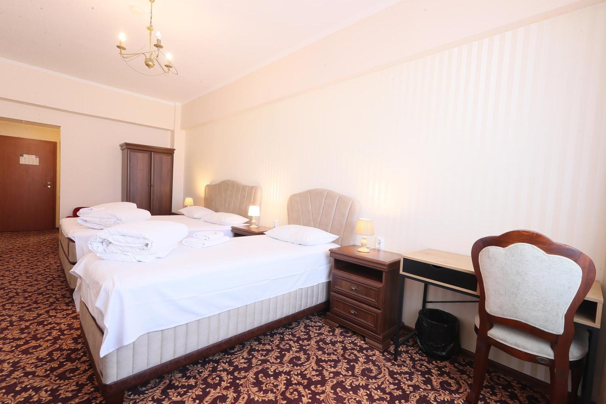 Hotel Impero Орадя Экстерьер фото