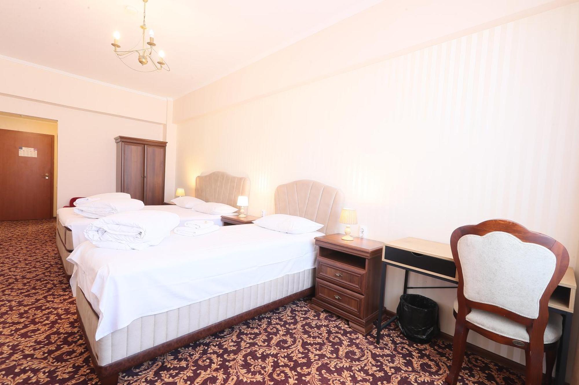 Hotel Impero Орадя Экстерьер фото
