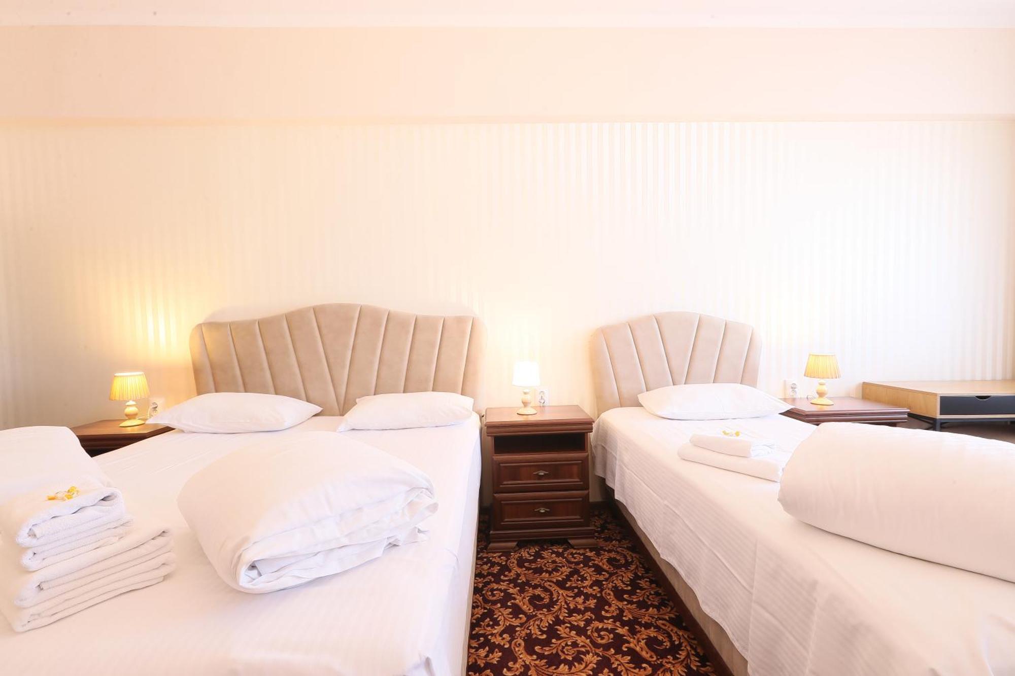 Hotel Impero Орадя Экстерьер фото