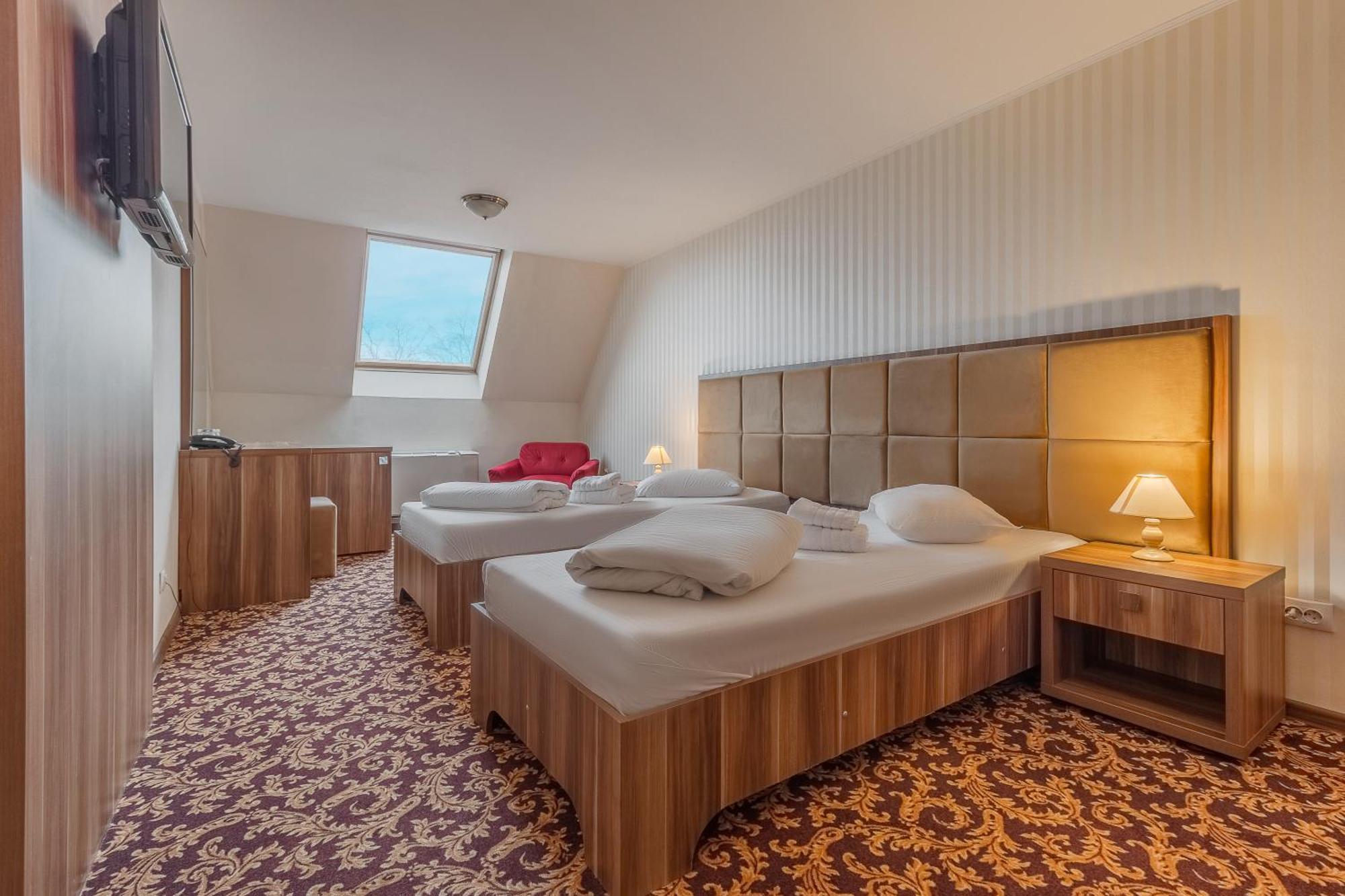 Hotel Impero Орадя Экстерьер фото