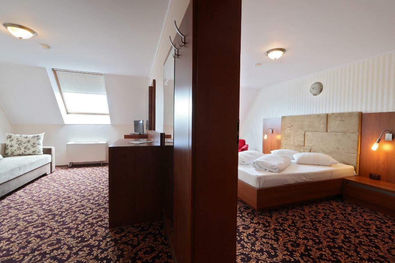 Hotel Impero Орадя Экстерьер фото