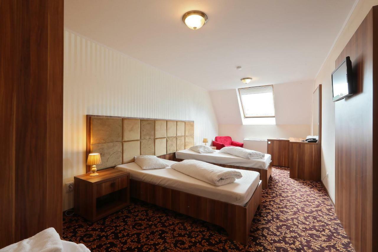 Hotel Impero Орадя Экстерьер фото
